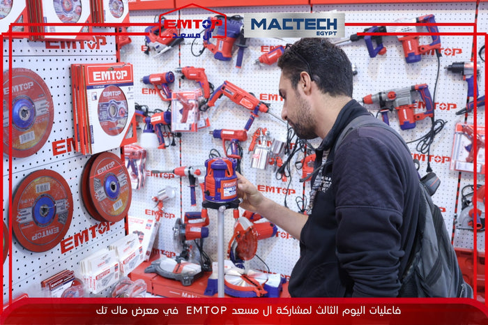عميل يجرب منتجات EMTOP في معرض آل مسعد
