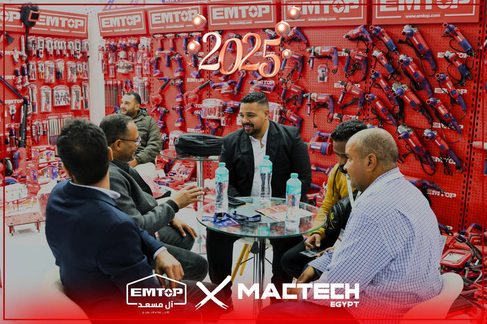عميل يجرب منتجات EMTOP في معرض آل مسعد