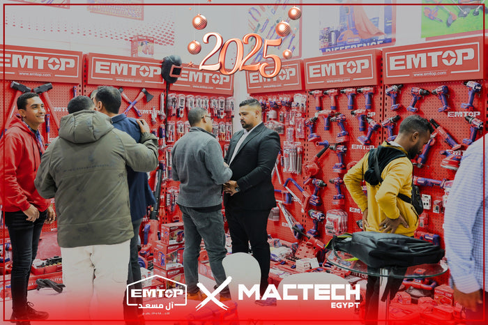 عميل يجرب منتجات EMTOP في معرض آل مسعد