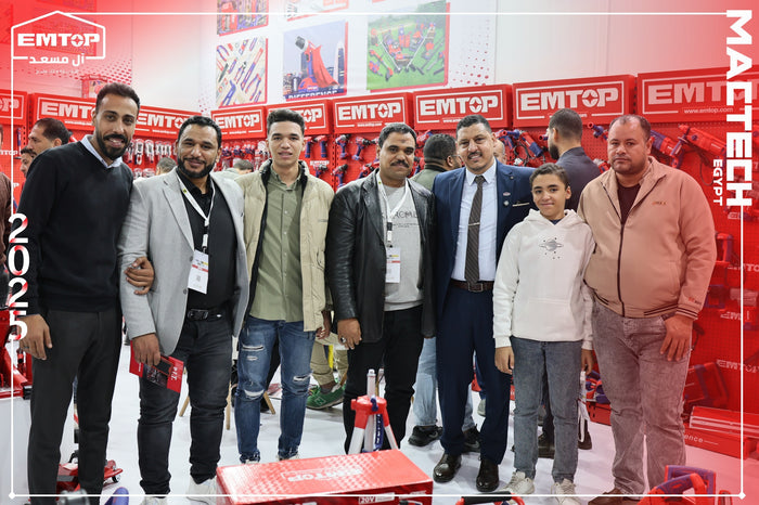عميل يجرب منتجات EMTOP في معرض آل مسعد