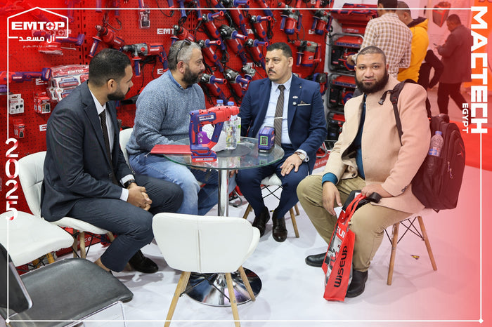 عميل يجرب منتجات EMTOP في معرض آل مسعد