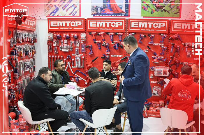 عميل يجرب منتجات EMTOP في معرض آل مسعد