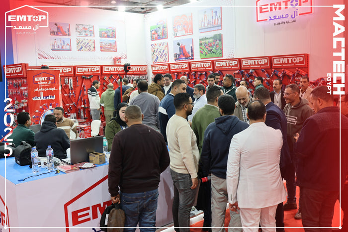 عميل يجرب منتجات EMTOP في معرض آل مسعد