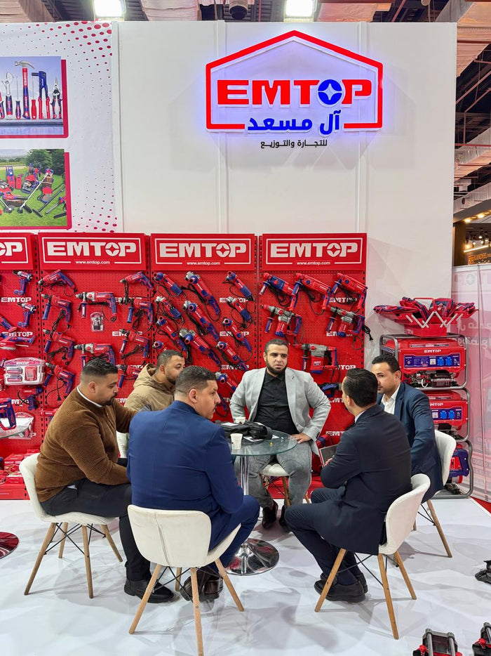 عميل يجرب منتجات EMTOP في معرض آل مسعد