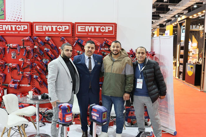 عميل يجرب منتجات EMTOP في معرض آل مسعد
