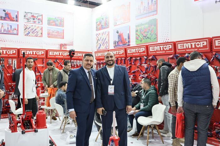 عميل يجرب منتجات EMTOP في معرض آل مسعد